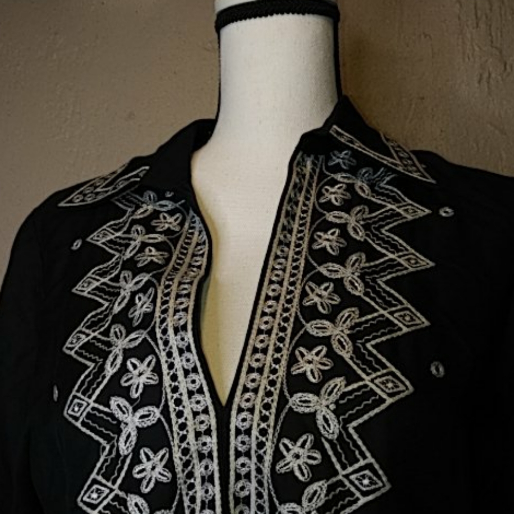 Talbots Navy V-Neck Tunic White Embroidery Sz. S - Picture 2 of 3